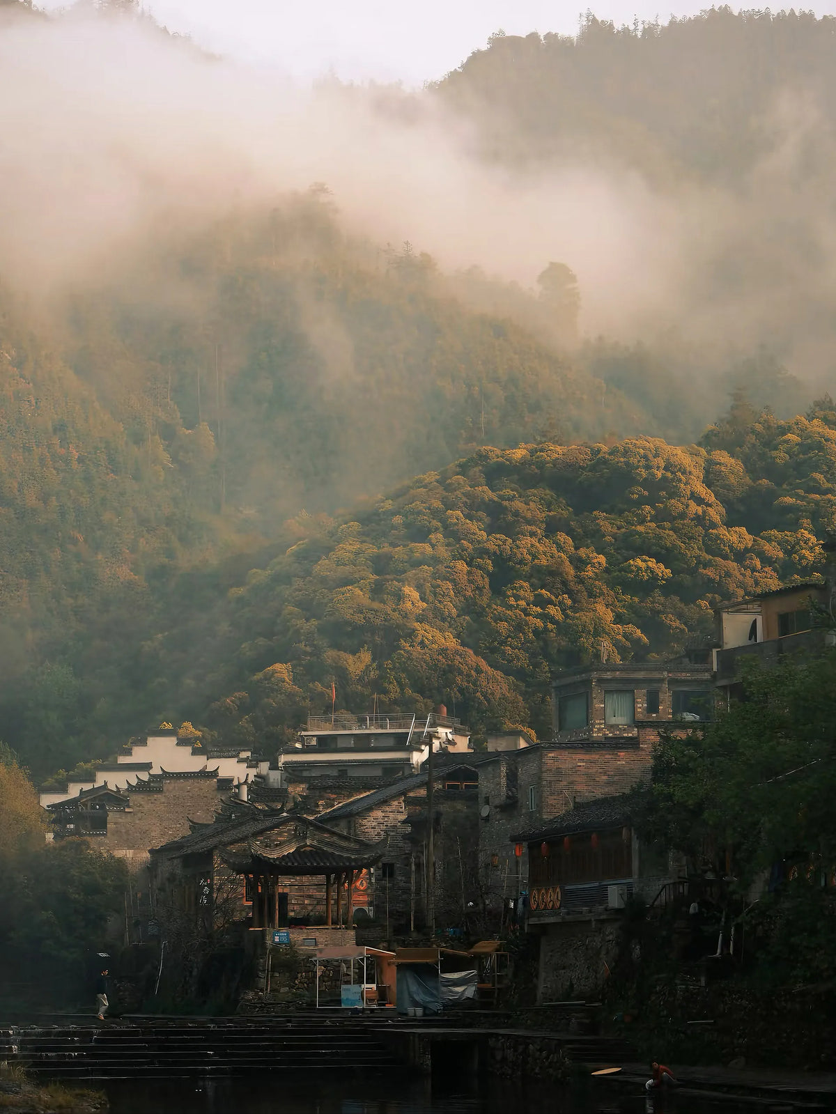 Misty rooftops of an old kiln village